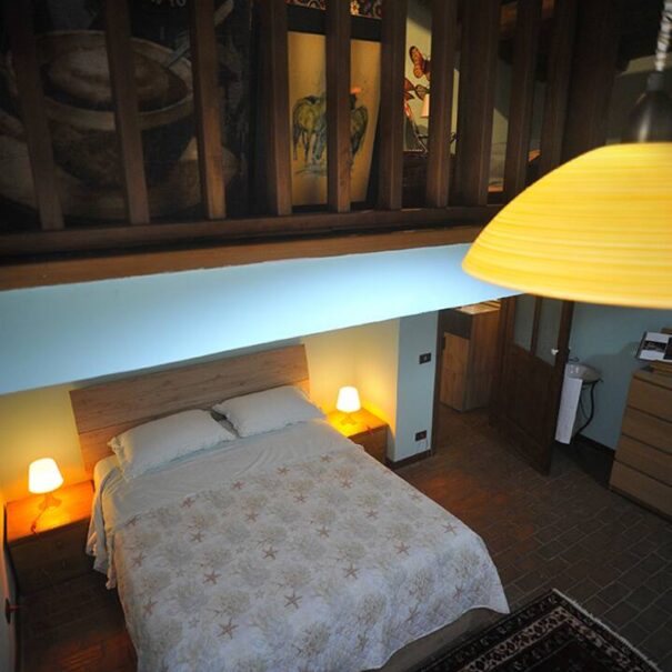 Camera da letto con soppalco