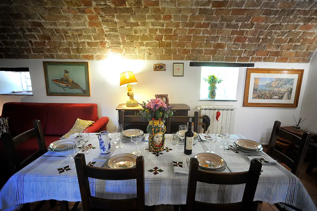 Sala da pranzo imbandita